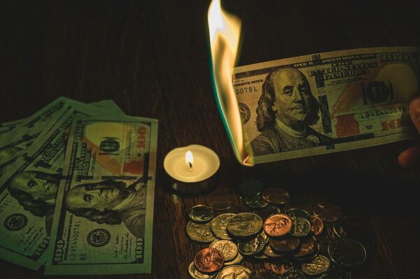 Доллары, огонь