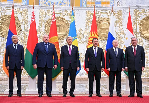 Совместное фото лидеров стран ОДКБ перед очередной сессией Совета коллективной безопасности, Минск