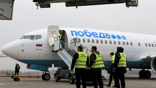 Техники у самолета российской низкобюджетной авиакомпании Победа