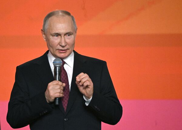 Президент РФ В. Путин наградил победителей международной премии #Мывместе
