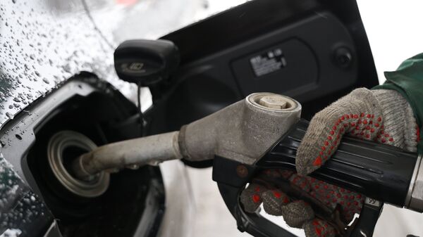 Топливный пистолет на автозаправочной станции Республиканской топливной компании (РТК) в Донецке