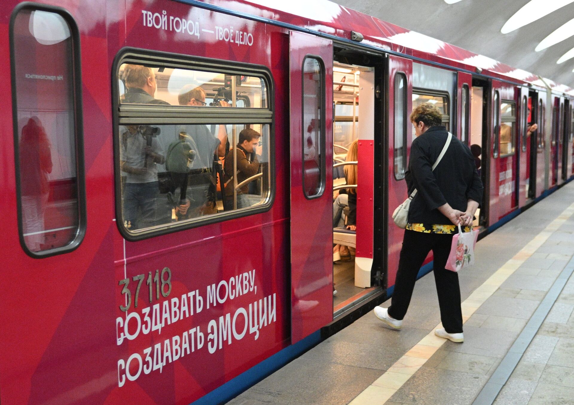 Пассажир входит в вагон поезда метро - ПРАЙМ, 1920, 11.01.2024