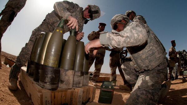 Американские солдаты устанавливают взрыватели на снаряды 105-мм гаубицы