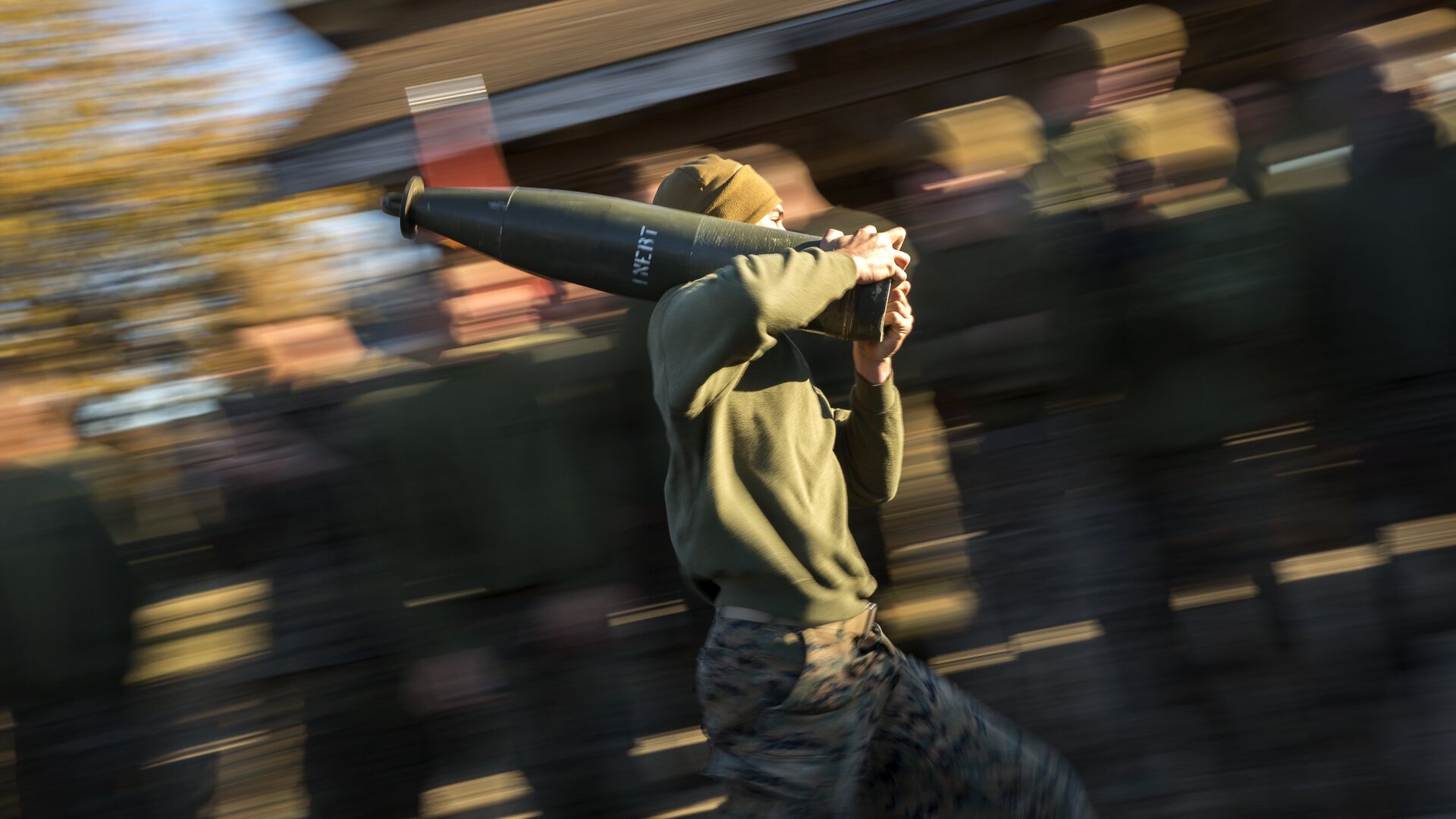 Морской пехотинец бежит со 100-фунтовым инертным гаубичным снарядом - ПРАЙМ, 1920, 19.04.2024