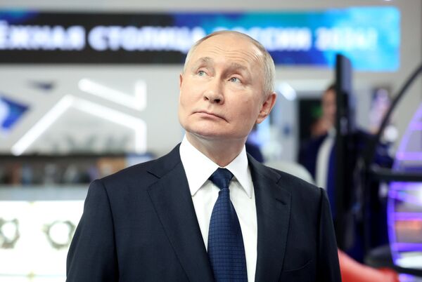 Президент РФ В. Путин посетил международную выставку-форум Россия