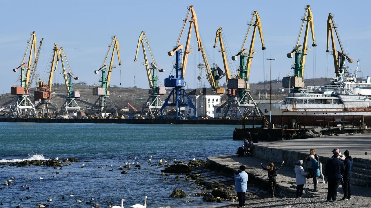 Феодосийский морской порт. Севастополь морской порт. Борт судна. Город порт кавказ. Феодосийский морской порт.