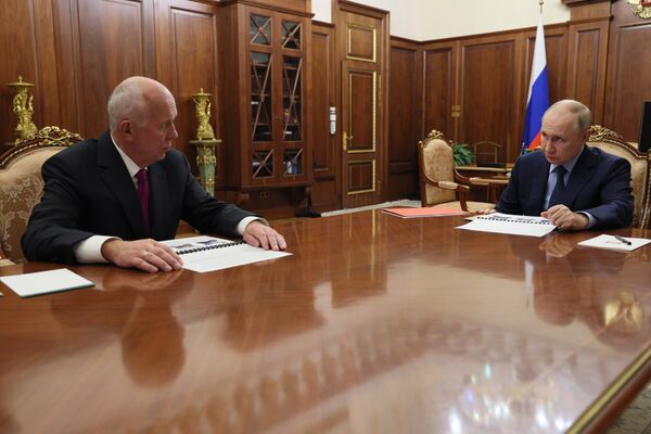 Президент РФ В. Путин провел рабочую встречу с главой Ростеха С. Чемезовым