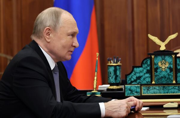 Президент РФ В. Путин провел встречу с гендиректором ПАО Аэрофлот С. Александровским