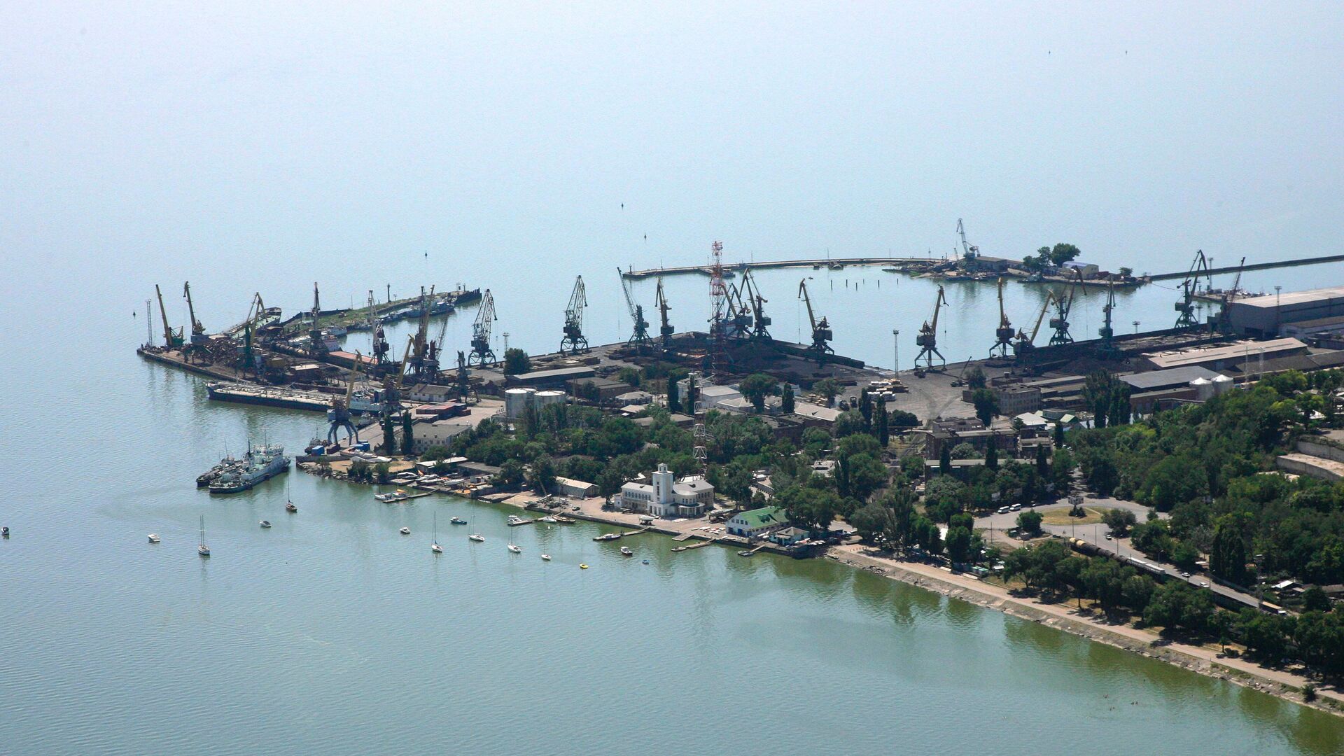 Taganrog azovseaports. Морской порт Таганрог. Морпорт Таганрог. Азовское море Таганрог порт. Таганрогский морской вокзал.