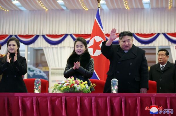 Ким Чен Ын с дочерью на праздновании Нового года