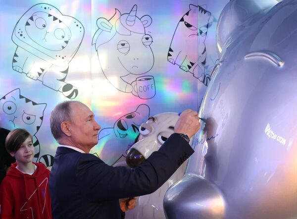 Президент РФ В. Путин посетил выставку Россия