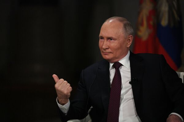 Владимир Путин во время интервью американскому журналисту Такеру Карлсону