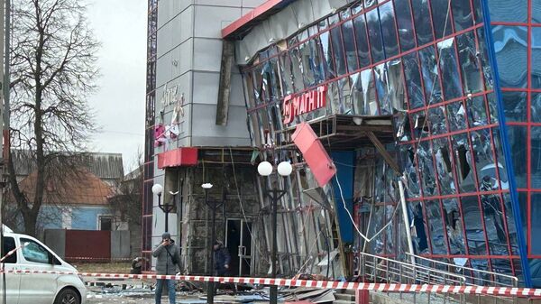 Поврежденный ТЦ в результате ракетного удара по Белгороду