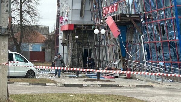 Поврежденный ТЦ в результате ракетного удара по Белгороду