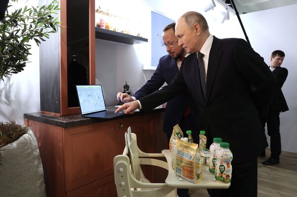 Президент РФ Владимир Путин на стенде Брянского гормолзавода