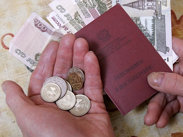 Средняя трудовая пенсия с 2015 года вырастет не менее чем на 45% - Медведев