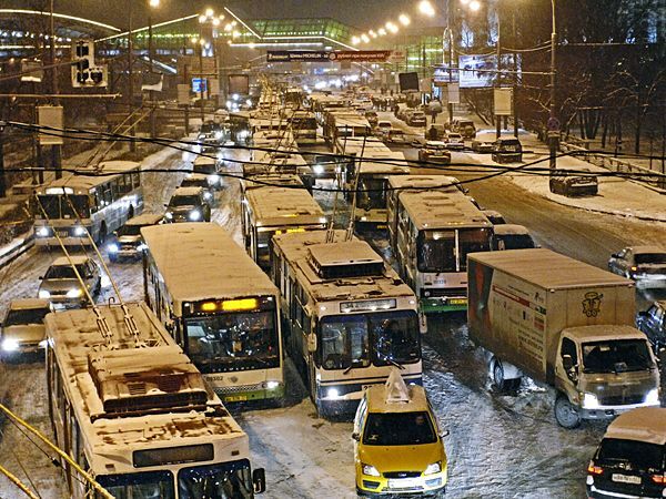 Снегопад осложняет ситуацию на московских дорогах с каждой минутой