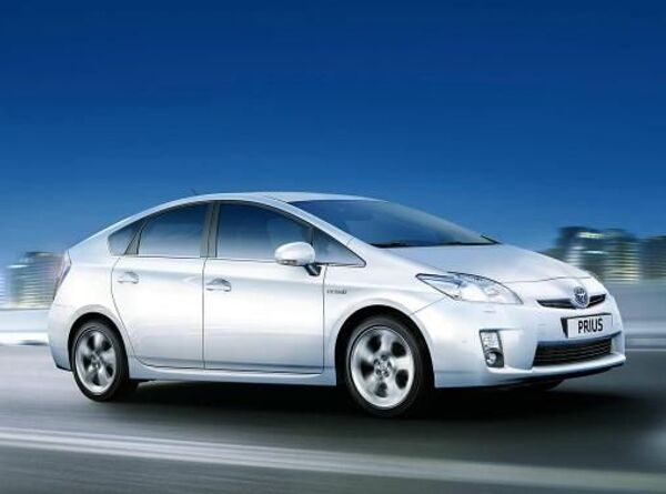 Гибридный автомобиль Toyota Prius занял первое место в Японии по продажам в 2009 финансовом году