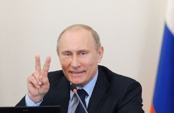 Зарплаты бюджетников должны быть на среднем уровне по экономике регионов в 2013 г - Путин