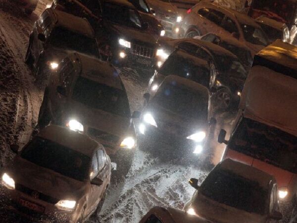 Второй сильный снегопад вновь привел к транспортному коллапсу в Москве