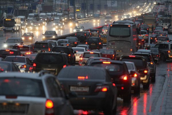 Пробки в Москве в вечерний час пик вновь приближаются к максимальному уровню