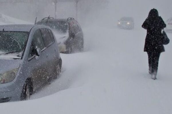 Первый сильный снегопад в Москве привел к транспортному коллапсу
