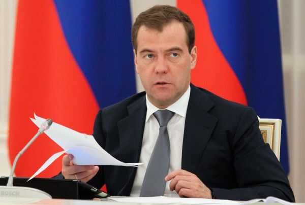 Ситуация в экономике не кризисная, но предгрозовая - Медведев