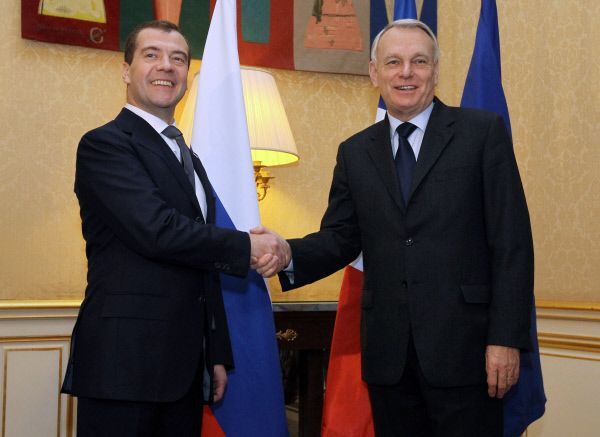 Власти РФ приветствуют инвестиции российского бизнеса во Францию - Медведев