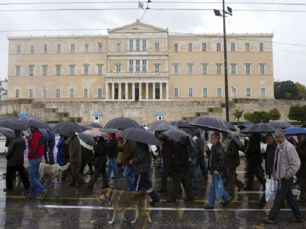 Доходы греков упали за год на 14% - статистика