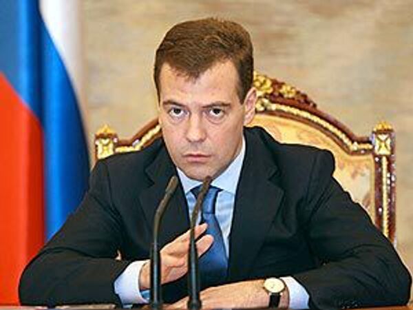 Медведев - Налоговые новации надо оценивать по социально-экономическим последствиям