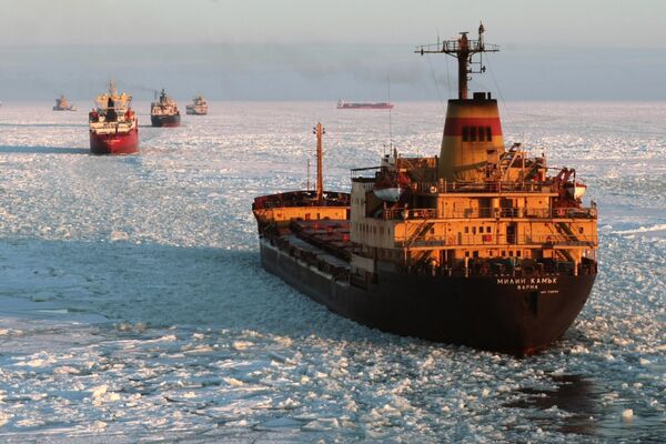Российские ледоколы впервые провели по Севморпути танкер-газовоз