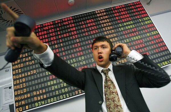 Рынок акций РФ в начале дня консолидировался немного выше 1400 по индексам