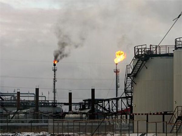 Запасы нефти в США за неделю выросли на 0,5% - до 374,8 млн баррелей Запасы нефти в США за неделю выросли на 0,5% - до 374,8 млн баррелей