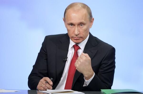 Путин отправил в отставку Сердюкова, назначив главой Минобороны Шойгу