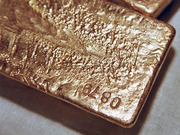 Стоимость золота уменьшается на укреплении доллара и в ожидании статистики из США