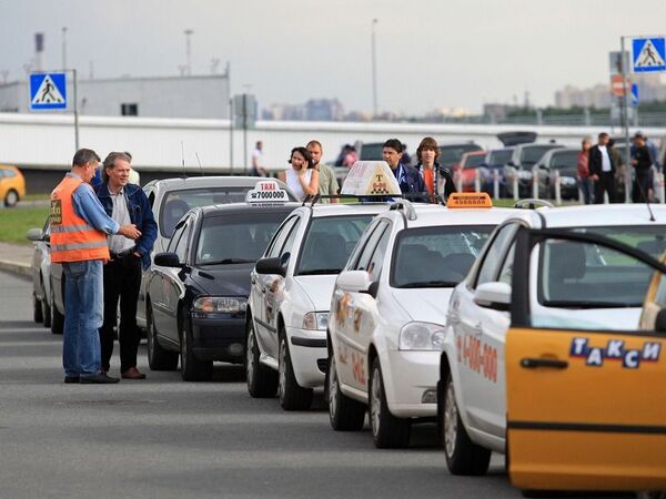 Штраф за выезд на выделенную полосу для общественного транспорта для московских такси составит 300 рублей