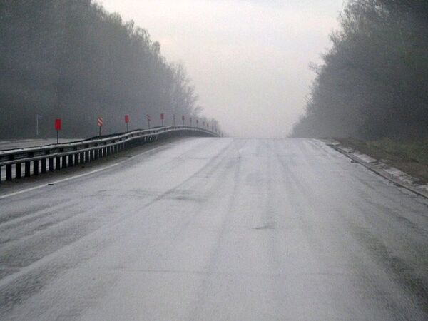 ГИБДД призывает водителей в центральном регионе России в связи с ледяным дождем отказаться от поездок на машине