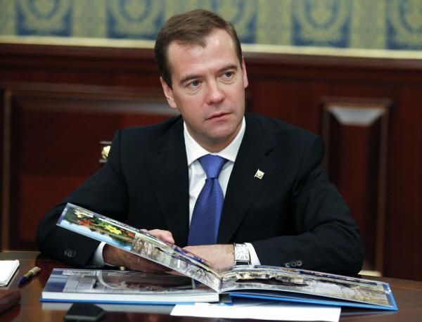 Медведев рассчитывает, что РФ пойдет по усредненному сценарию развития экономики