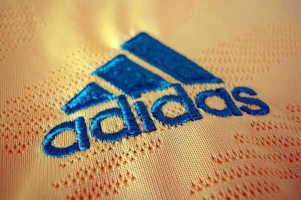 Перекресток больше не сможет использовать бренд Adidas три полосы