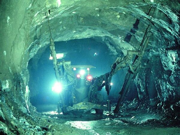 Горноспасатели эвакуировали из шахты Алмазная шахтера, отрезанного от выхода после обрушения породы