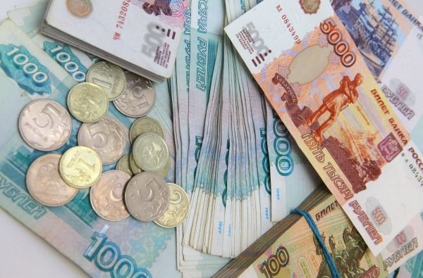 Курс рубля в пятницу почти не менялся против корзины
