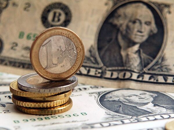 Евро снова дороже 40, а доллар - 32 рублей