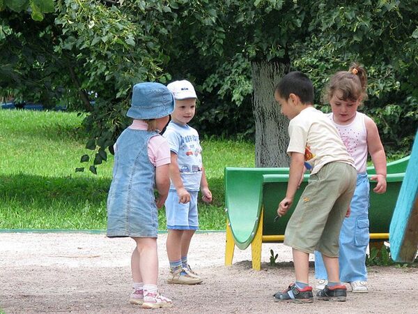 Медведев: Ежемесячные пособия на третьего и последующих детей составят в среднем 7 тыс руб