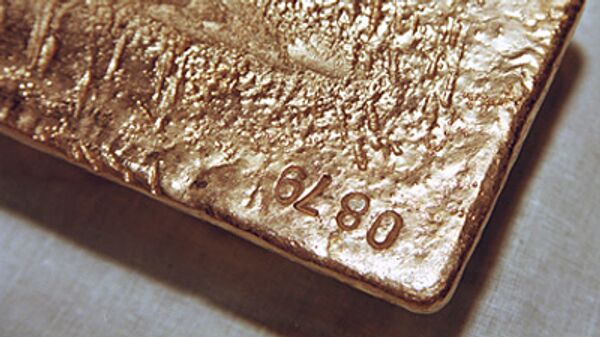 Цены на золото растут более чем на 1% на фоне снижения курса доллара к евро