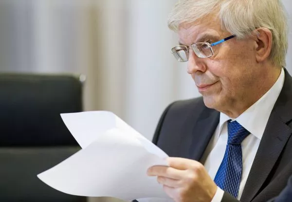 ЦБ не отказался от планов продажи 7,6% акций Сбербанка в этом году - Игнатьев [Версия 1]