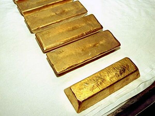 Золото незначительно дорожает после падения котировок в четверг на 1,2%