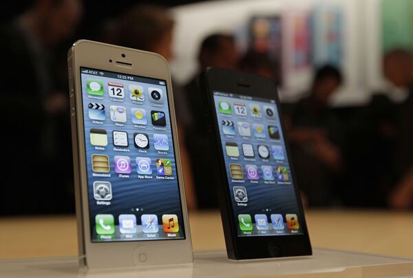 Apple начинает российские продажи смартфона iPhone 5 и планшета iPad mini