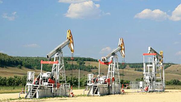 Нефть дорожает на экономических данных из США