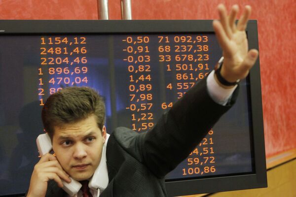 Рынок акций РФ колеблется около закрытия пятницы, бумаги АвтоВАЗа продолжают ралли