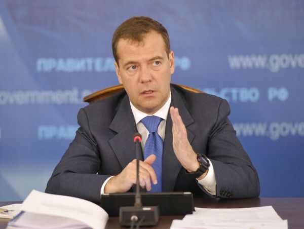 Правительство РФ не отвергает накопительную систему пенсий, она должна остаться - Медведев